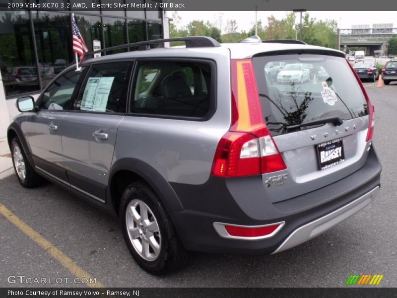 Electric Silver Metallic / Off Black 2009 Volvo XC70 3.2 AWD