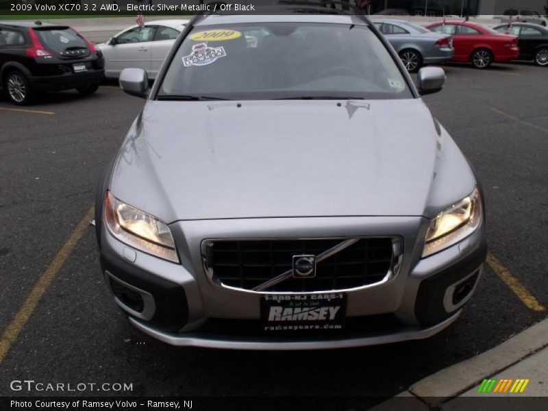 Electric Silver Metallic / Off Black 2009 Volvo XC70 3.2 AWD