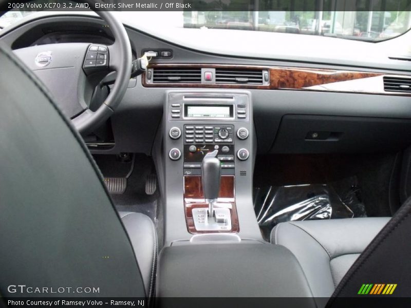Electric Silver Metallic / Off Black 2009 Volvo XC70 3.2 AWD