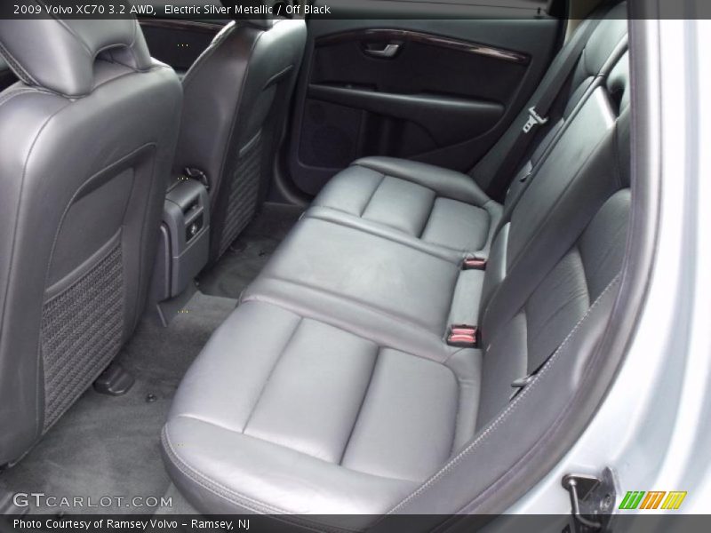 Electric Silver Metallic / Off Black 2009 Volvo XC70 3.2 AWD
