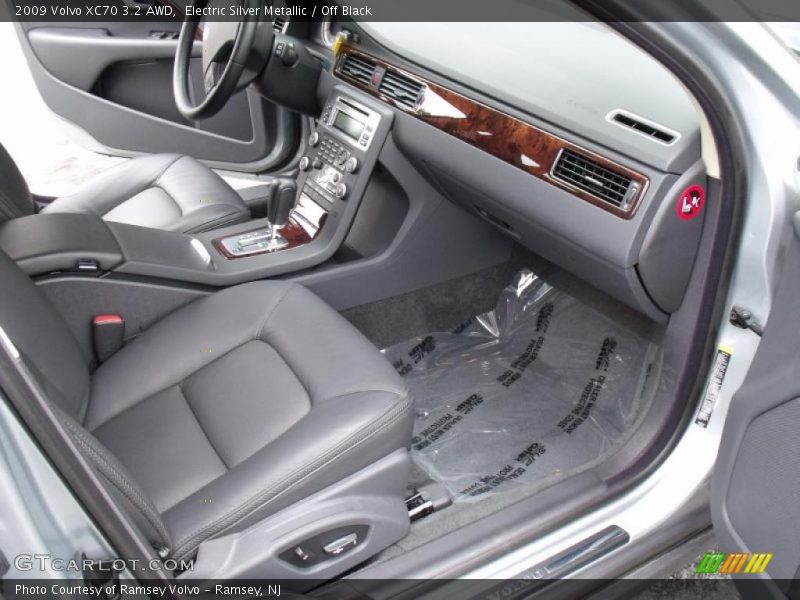 Electric Silver Metallic / Off Black 2009 Volvo XC70 3.2 AWD