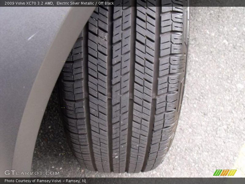 Electric Silver Metallic / Off Black 2009 Volvo XC70 3.2 AWD