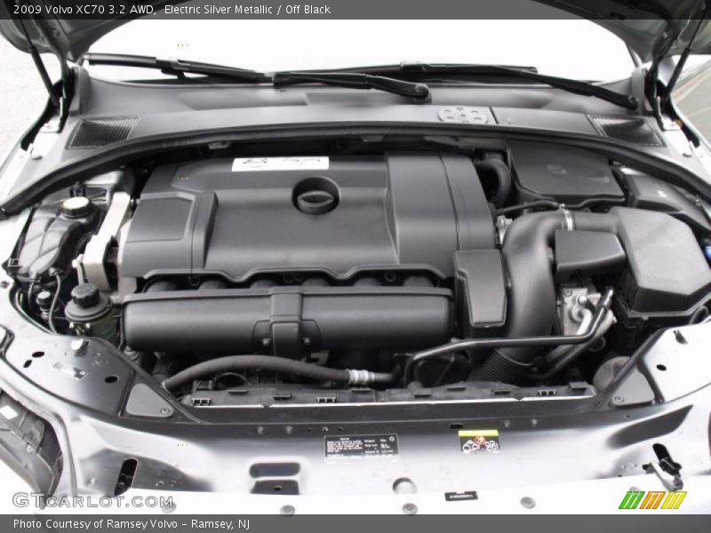 Electric Silver Metallic / Off Black 2009 Volvo XC70 3.2 AWD