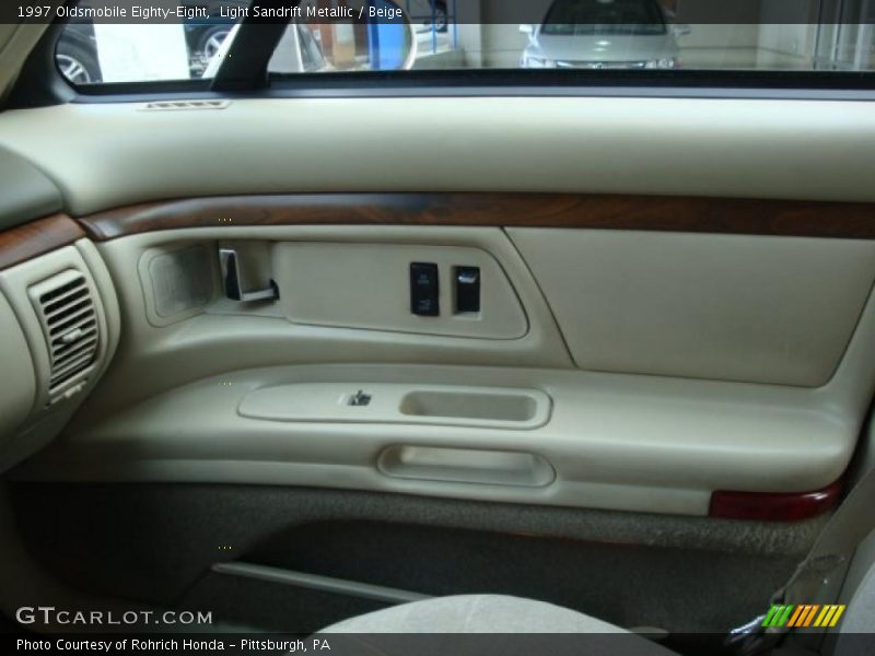 Light Sandrift Metallic / Beige 1997 Oldsmobile Eighty-Eight