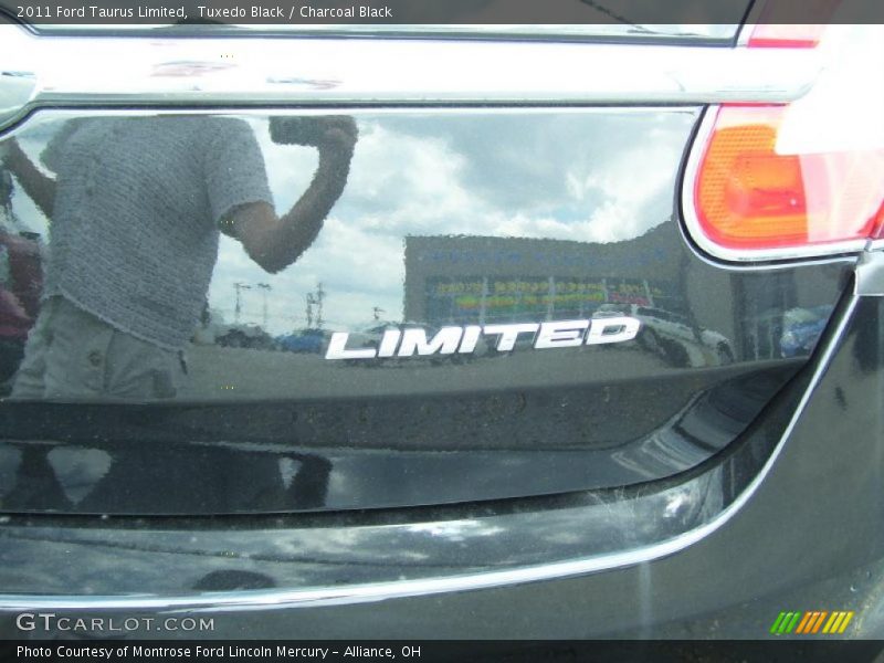 Tuxedo Black / Charcoal Black 2011 Ford Taurus Limited