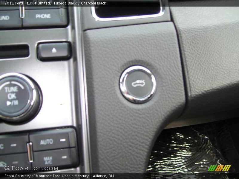Tuxedo Black / Charcoal Black 2011 Ford Taurus Limited