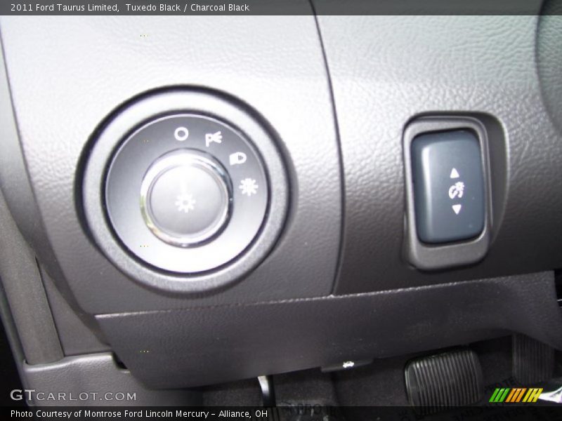 Tuxedo Black / Charcoal Black 2011 Ford Taurus Limited