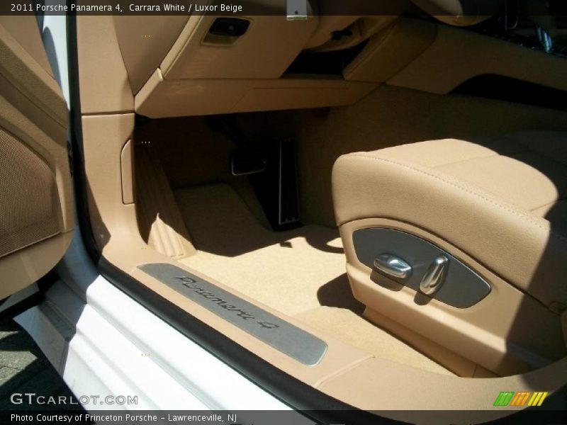 Carrara White / Luxor Beige 2011 Porsche Panamera 4