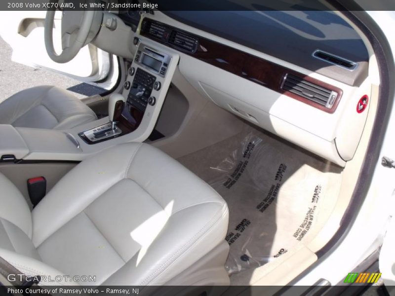 Ice White / Sandstone Beige 2008 Volvo XC70 AWD