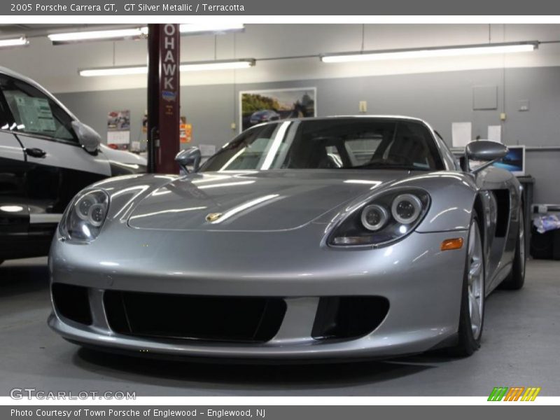 GT Silver Metallic / Terracotta 2005 Porsche Carrera GT