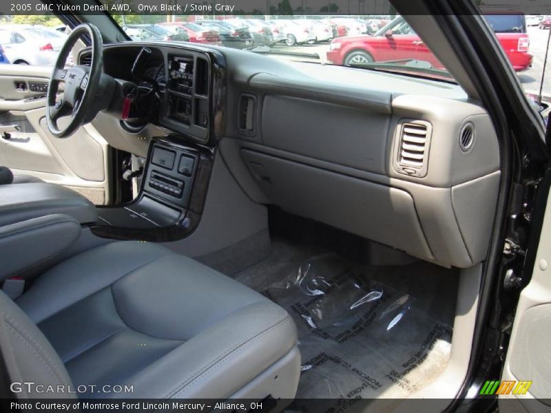 Onyx Black / Stone Gray 2005 GMC Yukon Denali AWD