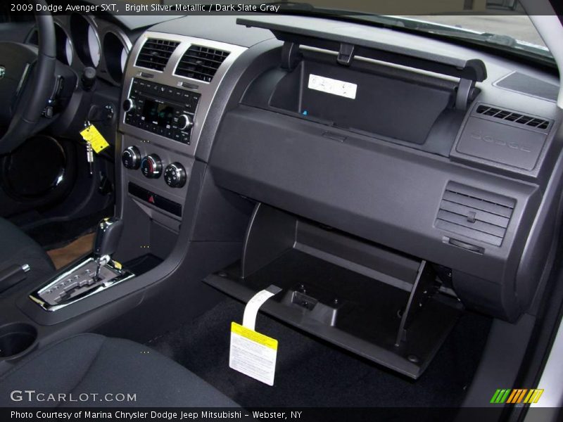 Bright Silver Metallic / Dark Slate Gray 2009 Dodge Avenger SXT