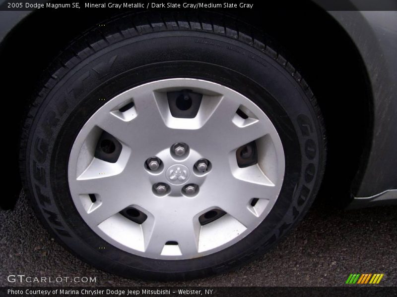 Mineral Gray Metallic / Dark Slate Gray/Medium Slate Gray 2005 Dodge Magnum SE