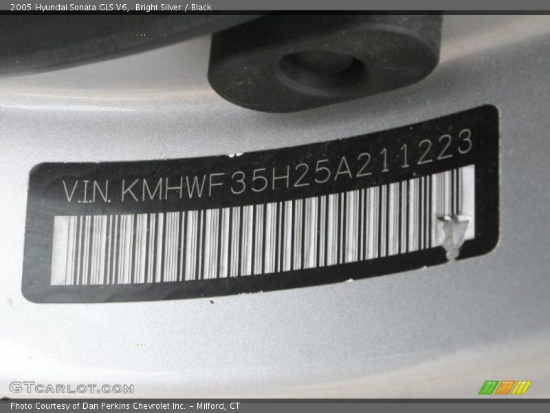 Bright Silver / Black 2005 Hyundai Sonata GLS V6