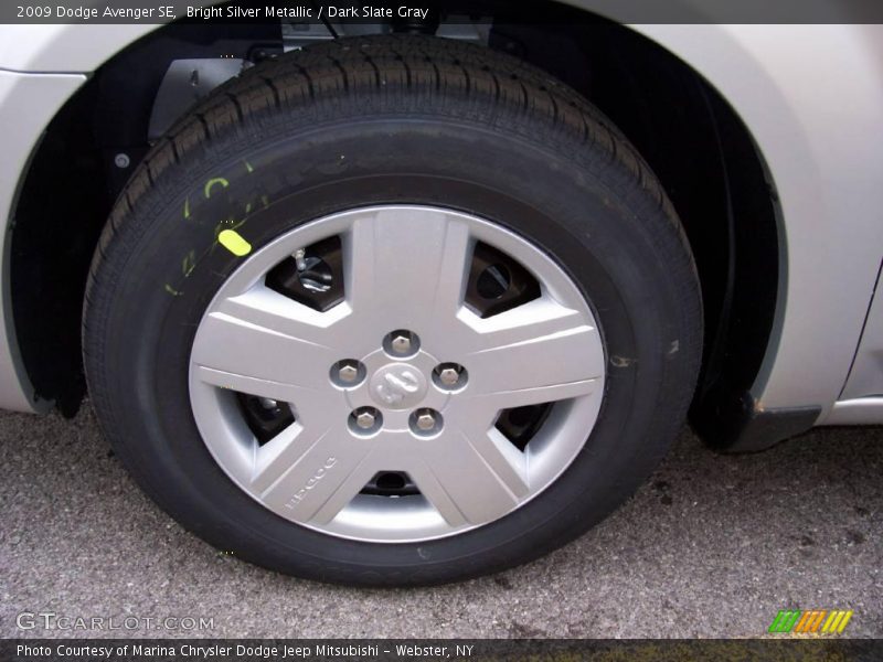Bright Silver Metallic / Dark Slate Gray 2009 Dodge Avenger SE
