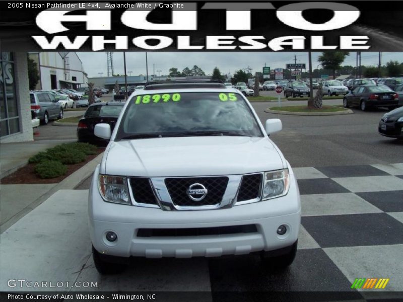 Avalanche White / Graphite 2005 Nissan Pathfinder LE 4x4