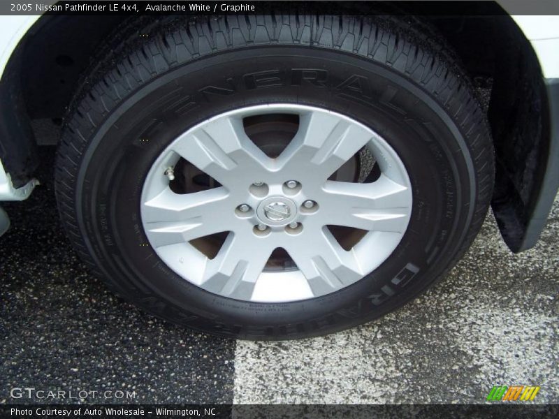 Avalanche White / Graphite 2005 Nissan Pathfinder LE 4x4