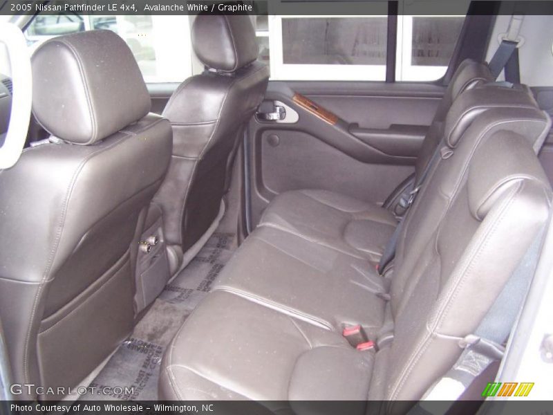 Avalanche White / Graphite 2005 Nissan Pathfinder LE 4x4