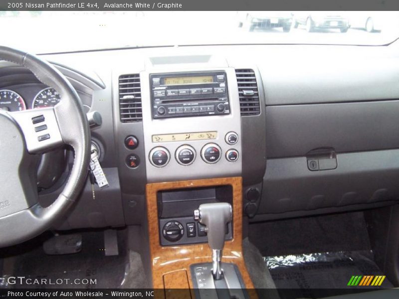 Avalanche White / Graphite 2005 Nissan Pathfinder LE 4x4