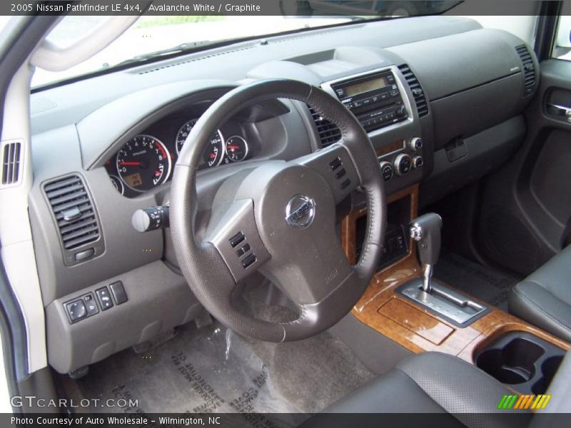 Avalanche White / Graphite 2005 Nissan Pathfinder LE 4x4
