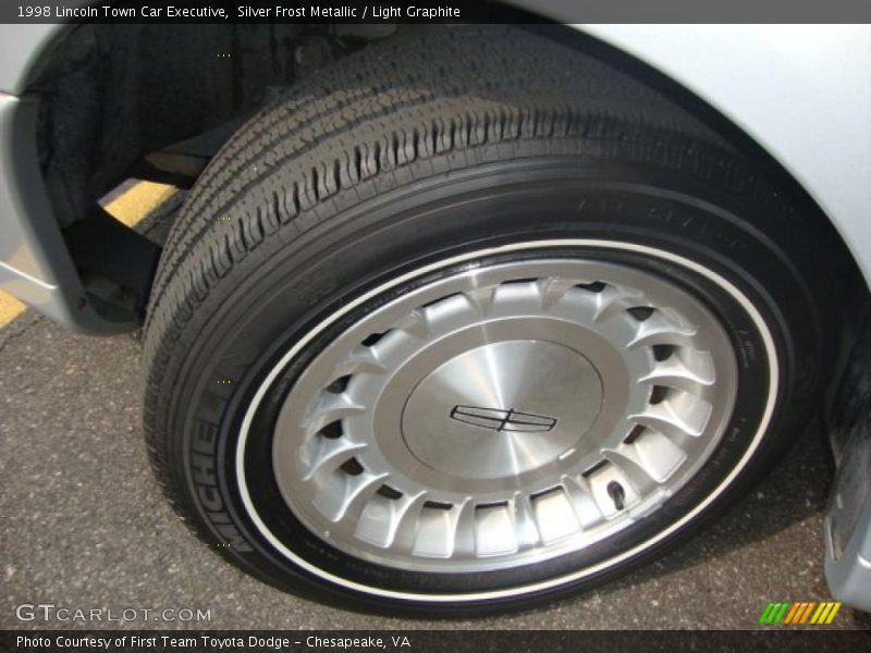 Silver Frost Metallic / Light Graphite 1998 Lincoln Town Car Executive