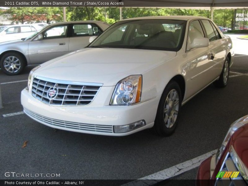 White Diamond Tricoat / Shale/Cocoa Accents 2011 Cadillac DTS