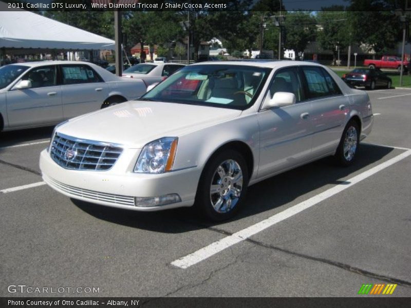 White Diamond Tricoat / Shale/Cocoa Accents 2011 Cadillac DTS Luxury