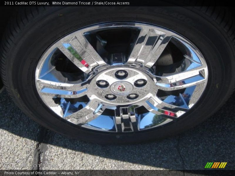 White Diamond Tricoat / Shale/Cocoa Accents 2011 Cadillac DTS Luxury