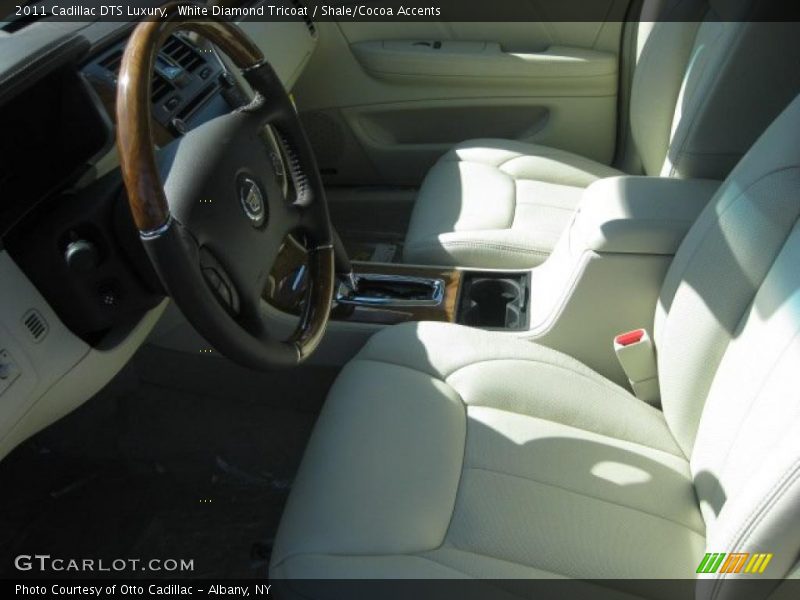 White Diamond Tricoat / Shale/Cocoa Accents 2011 Cadillac DTS Luxury