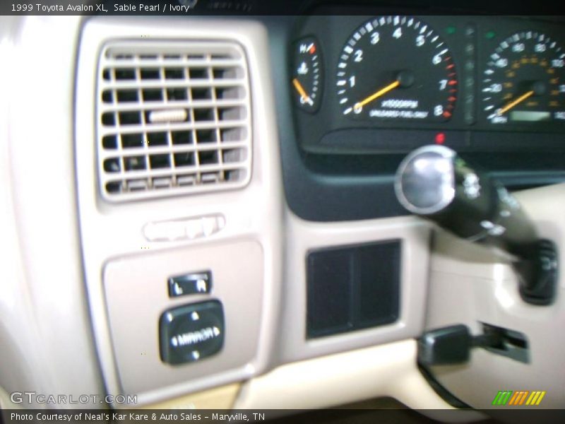 Sable Pearl / Ivory 1999 Toyota Avalon XL