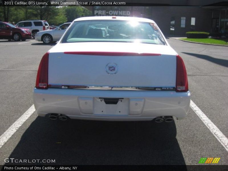 White Diamond Tricoat / Shale/Cocoa Accents 2011 Cadillac DTS Luxury
