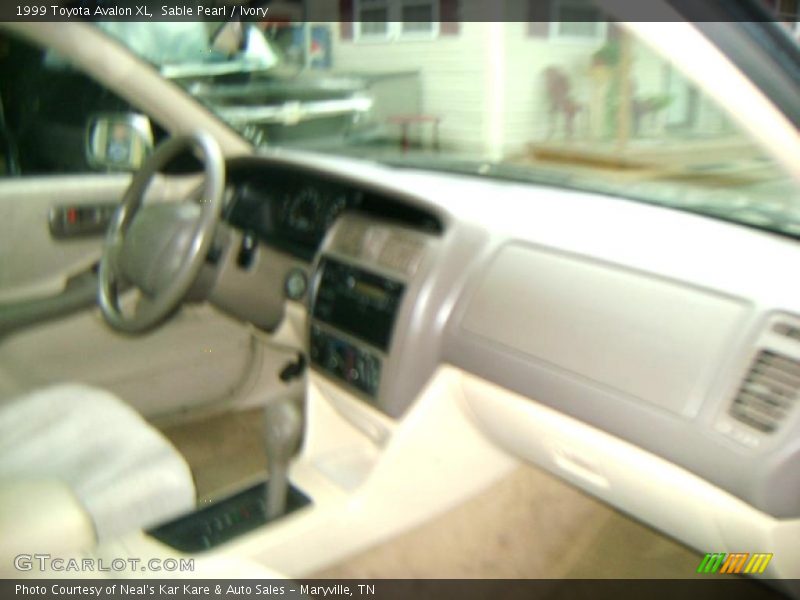 Sable Pearl / Ivory 1999 Toyota Avalon XL