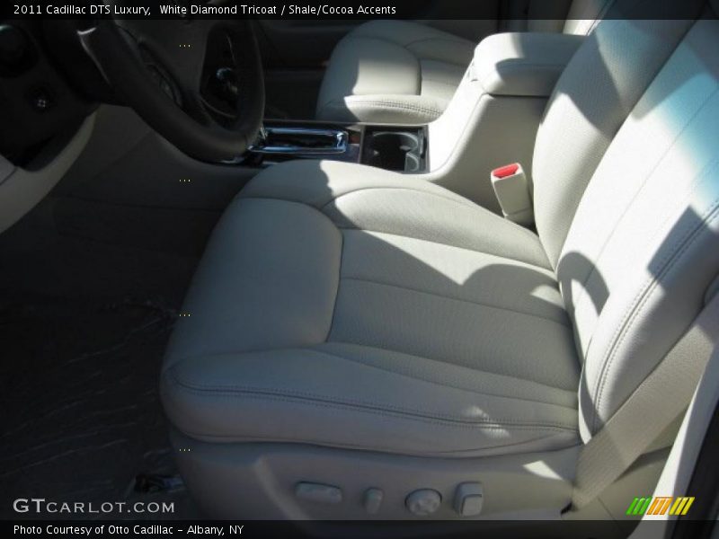 White Diamond Tricoat / Shale/Cocoa Accents 2011 Cadillac DTS Luxury