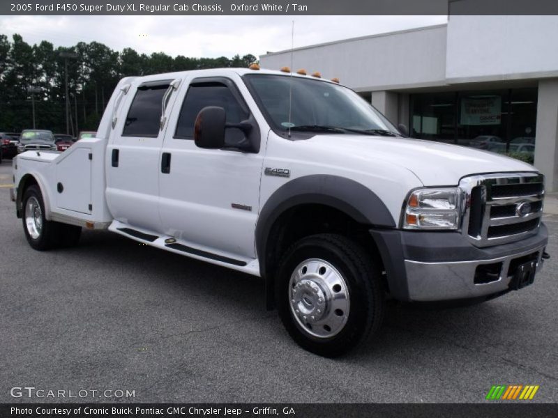 Oxford White / Tan 2005 Ford F450 Super Duty XL Regular Cab Chassis
