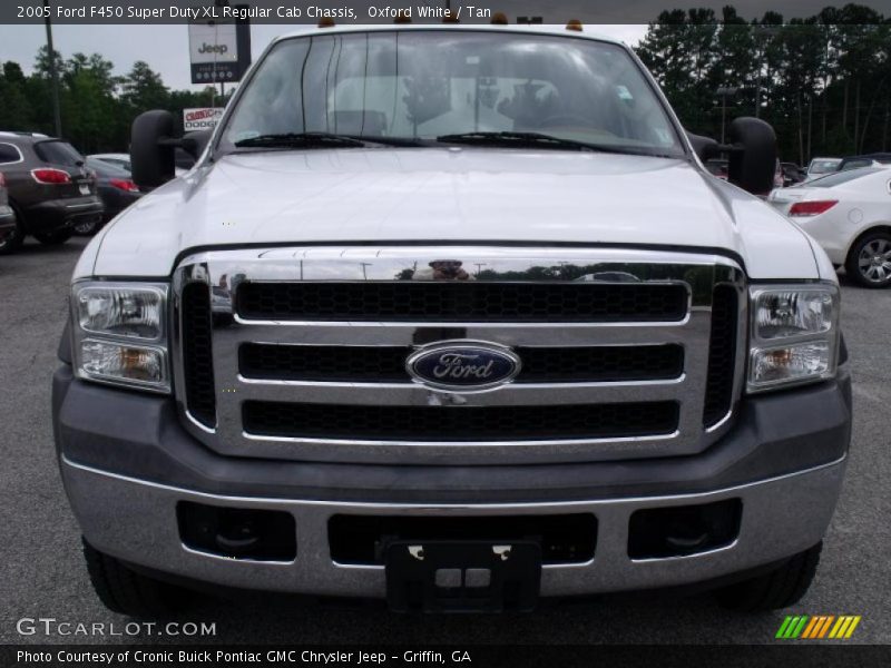 Oxford White / Tan 2005 Ford F450 Super Duty XL Regular Cab Chassis