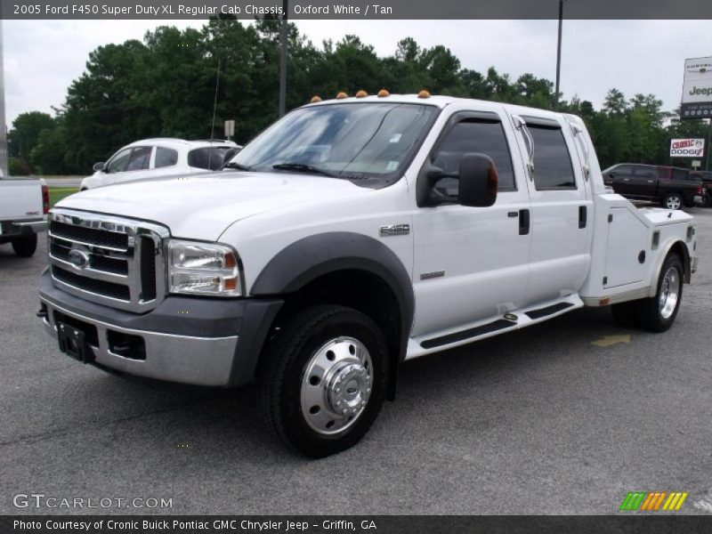 Oxford White / Tan 2005 Ford F450 Super Duty XL Regular Cab Chassis