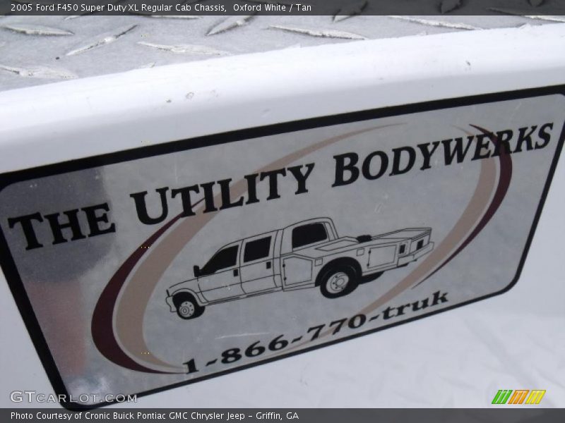 Oxford White / Tan 2005 Ford F450 Super Duty XL Regular Cab Chassis