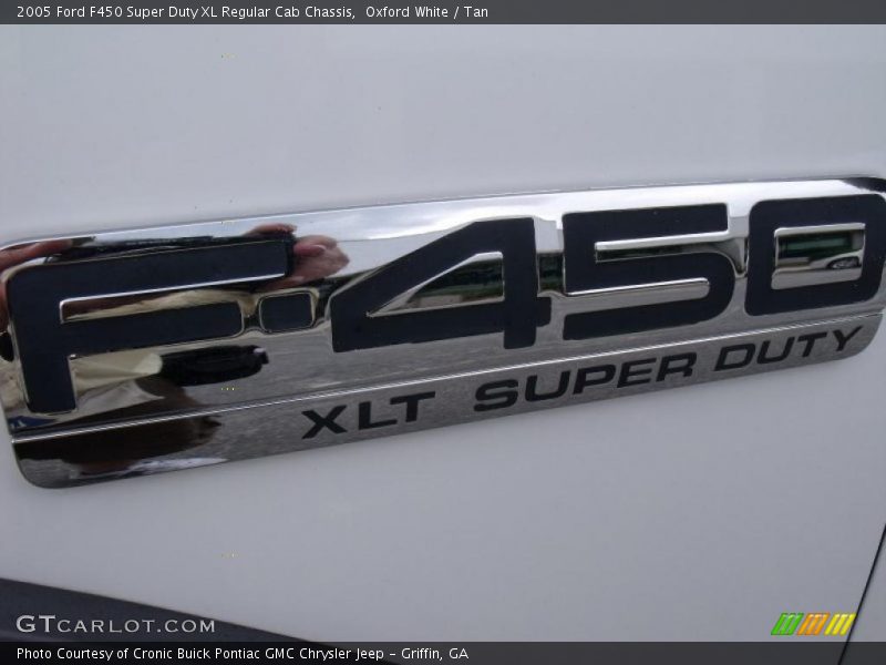 Oxford White / Tan 2005 Ford F450 Super Duty XL Regular Cab Chassis