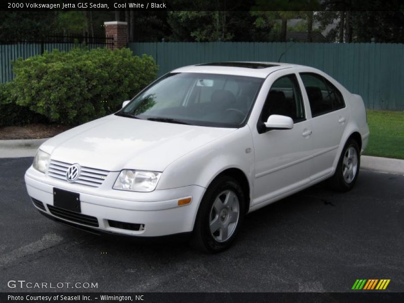 Cool White / Black 2000 Volkswagen Jetta GLS Sedan