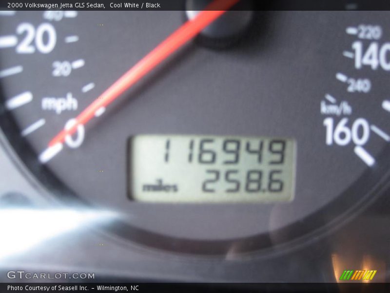 Cool White / Black 2000 Volkswagen Jetta GLS Sedan