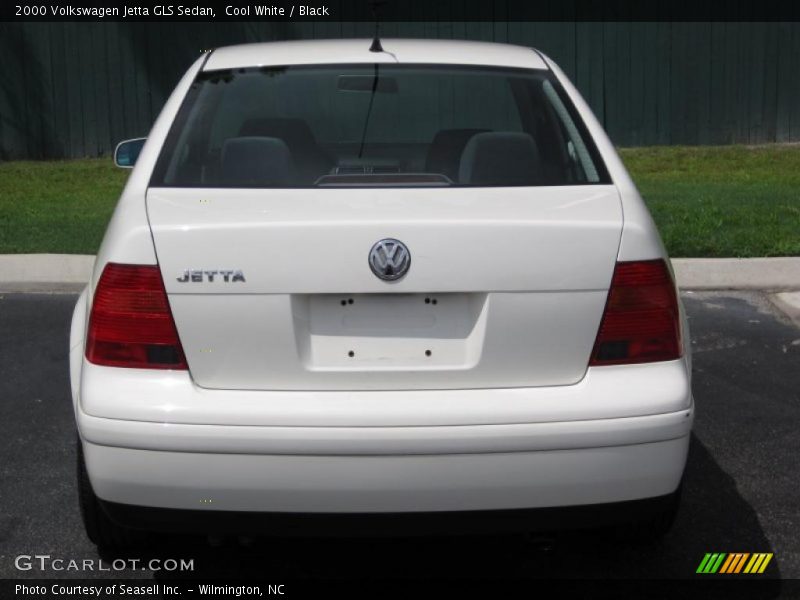 Cool White / Black 2000 Volkswagen Jetta GLS Sedan