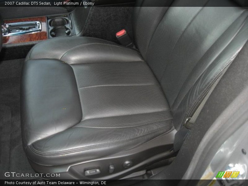 Light Platinum / Ebony 2007 Cadillac DTS Sedan