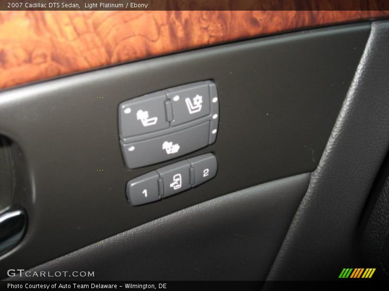 Light Platinum / Ebony 2007 Cadillac DTS Sedan