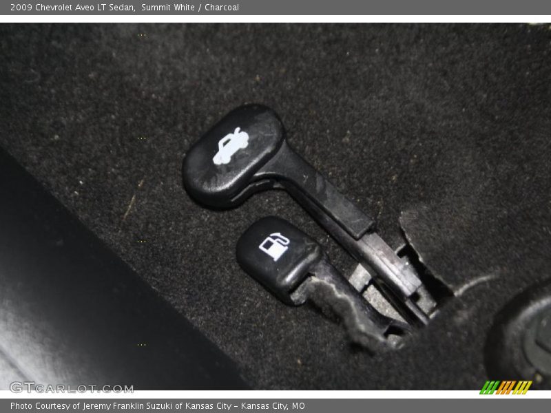 Summit White / Charcoal 2009 Chevrolet Aveo LT Sedan