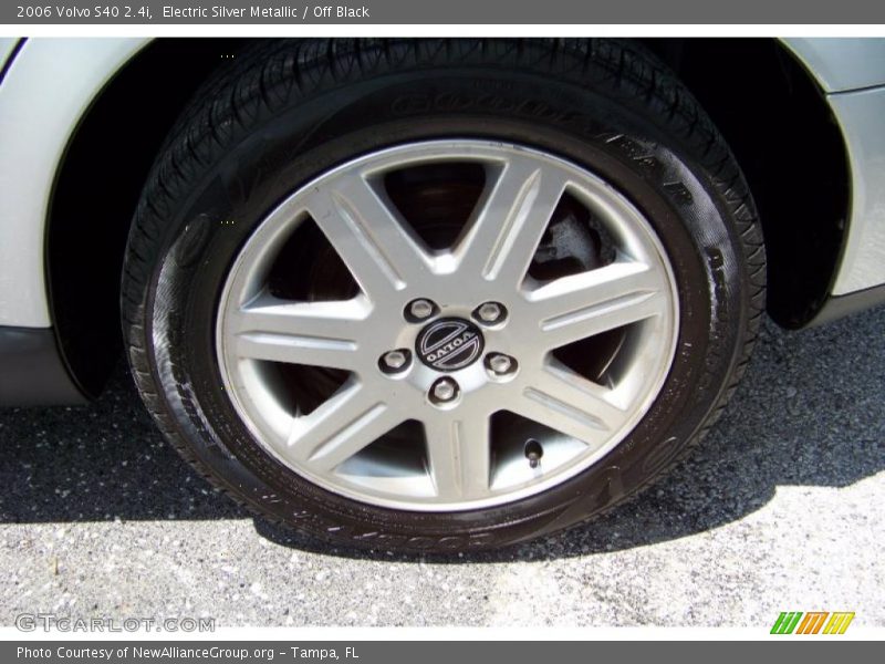 Electric Silver Metallic / Off Black 2006 Volvo S40 2.4i