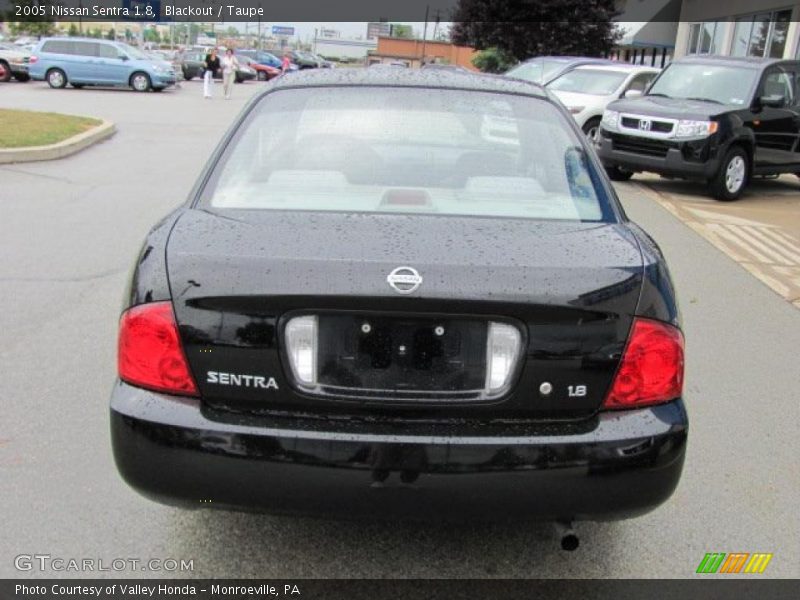 Blackout / Taupe 2005 Nissan Sentra 1.8