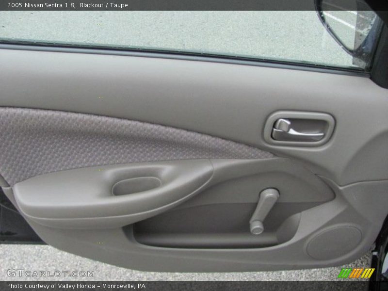 Blackout / Taupe 2005 Nissan Sentra 1.8