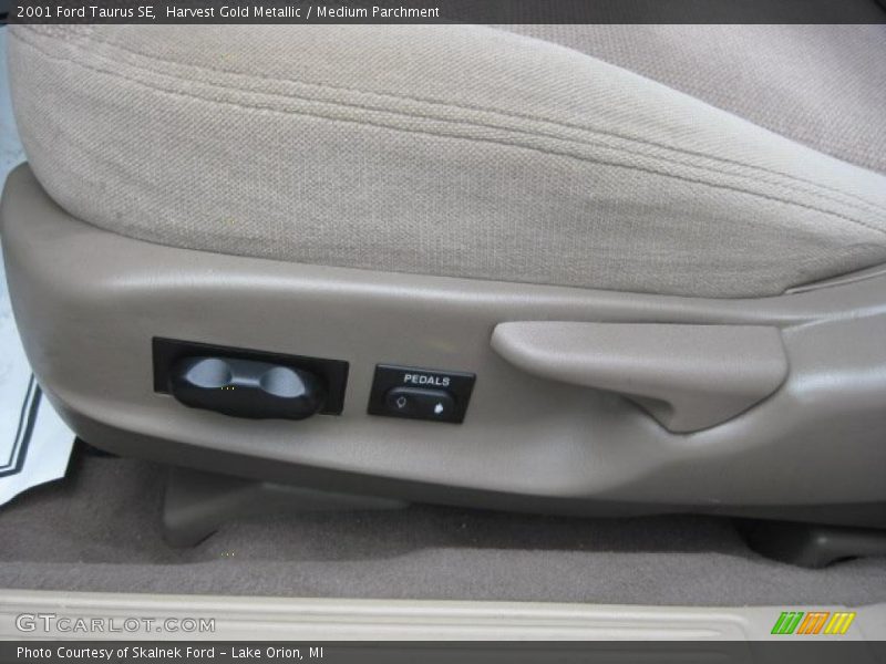 Harvest Gold Metallic / Medium Parchment 2001 Ford Taurus SE