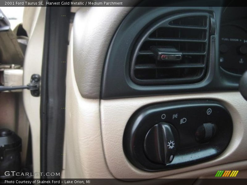 Harvest Gold Metallic / Medium Parchment 2001 Ford Taurus SE