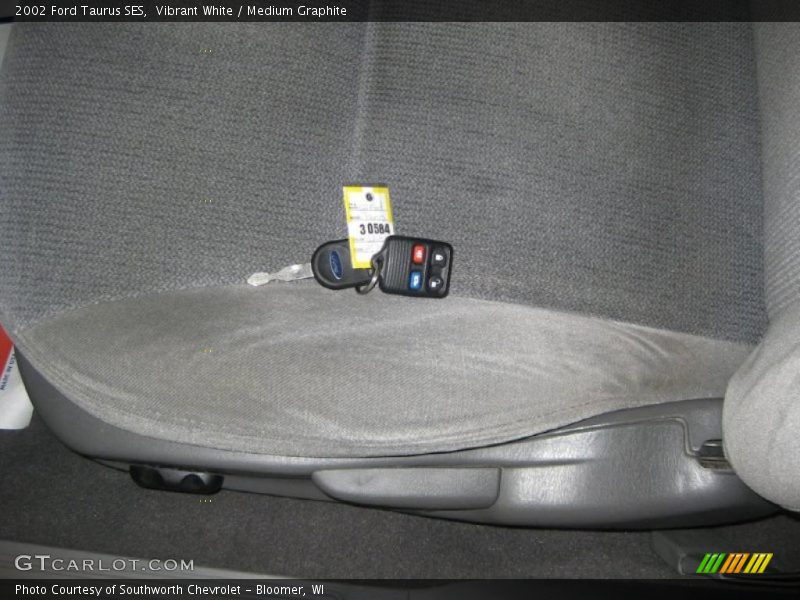 Vibrant White / Medium Graphite 2002 Ford Taurus SES